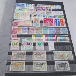 Lot de timbres de Cambodge 1965-2001 neufs et oblitérés en album.