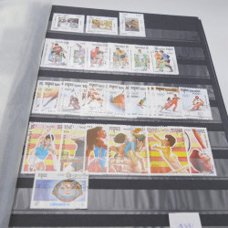 Lot de timbres de Cambodge 1965-2001 neufs et oblitérés en album.