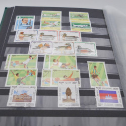 Lot de timbres de Cambodge 1965-2001 neufs et oblitérés en album.