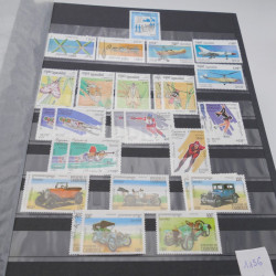 Lot de timbres de Cambodge 1965-2001 neufs et oblitérés en album.