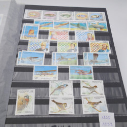 Lot de timbres de Cambodge 1965-2001 neufs et oblitérés en album.
