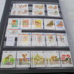 Lot de timbres de Cambodge 1965-2001 neufs et oblitérés en album.