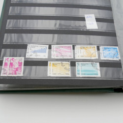 Lot de timbres de Cambodge 1965-2001 neufs et oblitérés en album.