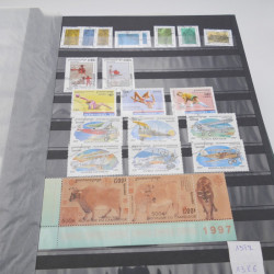 Lot de timbres de Cambodge 1965-2001 neufs et oblitérés en album.