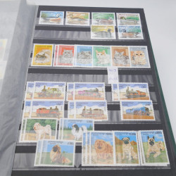 Lot de timbres de Cambodge 1965-2001 neufs et oblitérés en album.