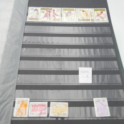 Lot de timbres de Cambodge 1965-2001 neufs et oblitérés en album.