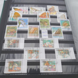Lot de timbres de Cambodge 1965-2001 neufs et oblitérés en album.