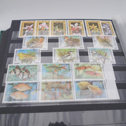 Lot de timbres de Cambodge 1965-2001 neufs et oblitérés en album.