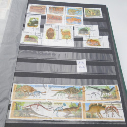 Lot de timbres de Cambodge 1965-2001 neufs et oblitérés en album.