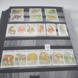 Lot de timbres de Cambodge 1965-2001 neufs et oblitérés en album.