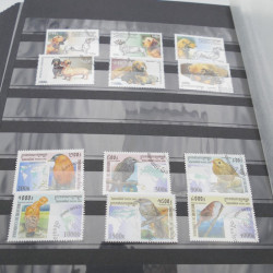 Lot de timbres de Cambodge 1965-2001 neufs et oblitérés en album.