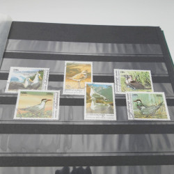 Lot de timbres de Cambodge 1965-2001 neufs et oblitérés en album.