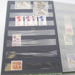 Lot de timbres de Vietnam neufs et oblitérés en 7 albums.