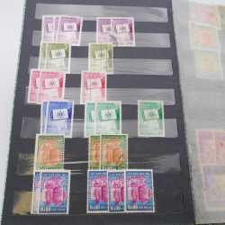 Lot de timbres de Vietnam neufs et oblitérés en 7 albums.