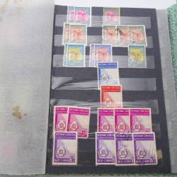 Lot de timbres de Vietnam neufs et oblitérés en 7 albums.