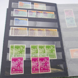 Lot de timbres de Vietnam neufs et oblitérés en 7 albums.