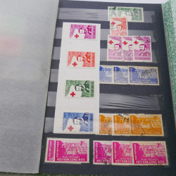 Lot de timbres de Vietnam neufs et oblitérés en 7 albums.