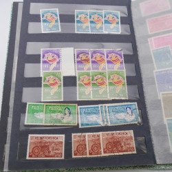 Lot de timbres de Vietnam neufs et oblitérés en 7 albums.