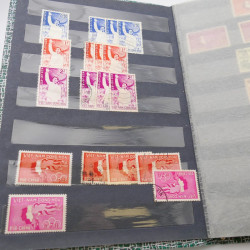 Lot de timbres de Vietnam neufs et oblitérés en 7 albums.