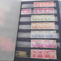 Lot de timbres de Vietnam neufs et oblitérés en 7 albums.