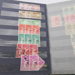 Lot de timbres de Vietnam neufs et oblitérés en 7 albums.