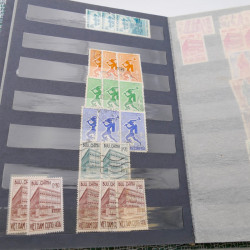 Lot de timbres de Vietnam neufs et oblitérés en 7 albums.