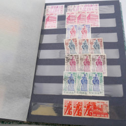 Lot de timbres de Vietnam neufs et oblitérés en 7 albums.