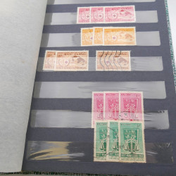 Lot de timbres de Vietnam neufs et oblitérés en 7 albums.