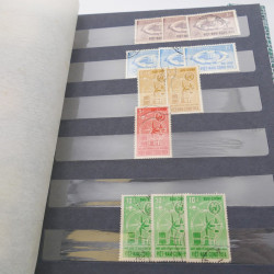 Lot de timbres de Vietnam neufs et oblitérés en 7 albums.