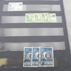 Lot de timbres de Vietnam neufs et oblitérés en 7 albums.
