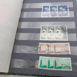 Lot de timbres de Vietnam neufs et oblitérés en 7 albums.