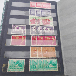 Lot de timbres de Vietnam neufs et oblitérés en 7 albums.