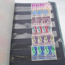 Lot de timbres de Vietnam neufs et oblitérés en 7 albums.