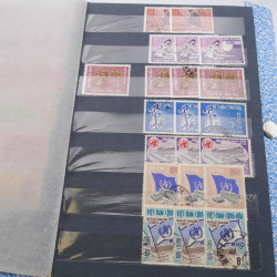 Lot de timbres de Vietnam neufs et oblitérés en 7 albums.