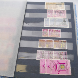 Lot de timbres de Vietnam neufs et oblitérés en 7 albums.