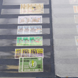 Lot de timbres de Vietnam neufs et oblitérés en 7 albums.
