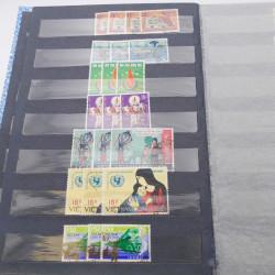 Lot de timbres de Vietnam neufs et oblitérés en 7 albums.