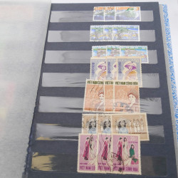 Lot de timbres de Vietnam neufs et oblitérés en 7 albums.