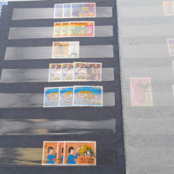 Lot de timbres de Vietnam neufs et oblitérés en 7 albums.