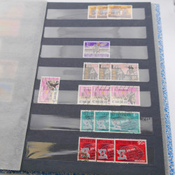 Lot de timbres de Vietnam neufs et oblitérés en 7 albums.