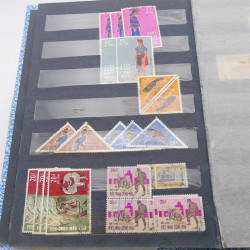 Lot de timbres de Vietnam neufs et oblitérés en 7 albums.