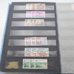 Lot de timbres de Vietnam neufs et oblitérés en 7 albums.