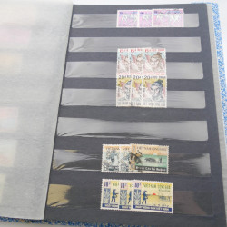 Lot de timbres de Vietnam neufs et oblitérés en 7 albums.