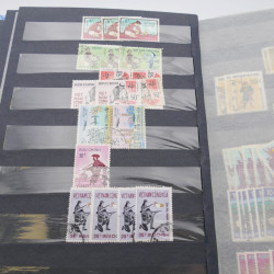 Lot de timbres de Vietnam neufs et oblitérés en 7 albums.