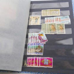 Lot de timbres de Vietnam neufs et oblitérés en 7 albums.