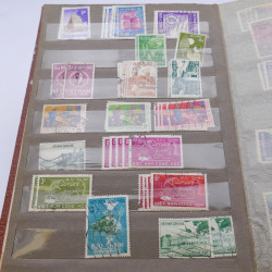 Lot de timbres de Vietnam neufs et oblitérés en 7 albums.