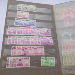 Lot de timbres de Vietnam neufs et oblitérés en 7 albums.