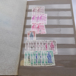 Lot de timbres de Vietnam neufs et oblitérés en 7 albums.