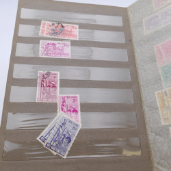 Lot de timbres de Vietnam neufs et oblitérés en 7 albums.