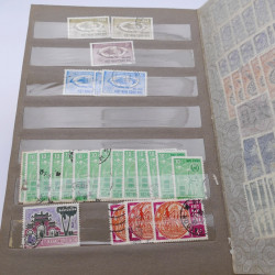 Lot de timbres de Vietnam neufs et oblitérés en 7 albums.